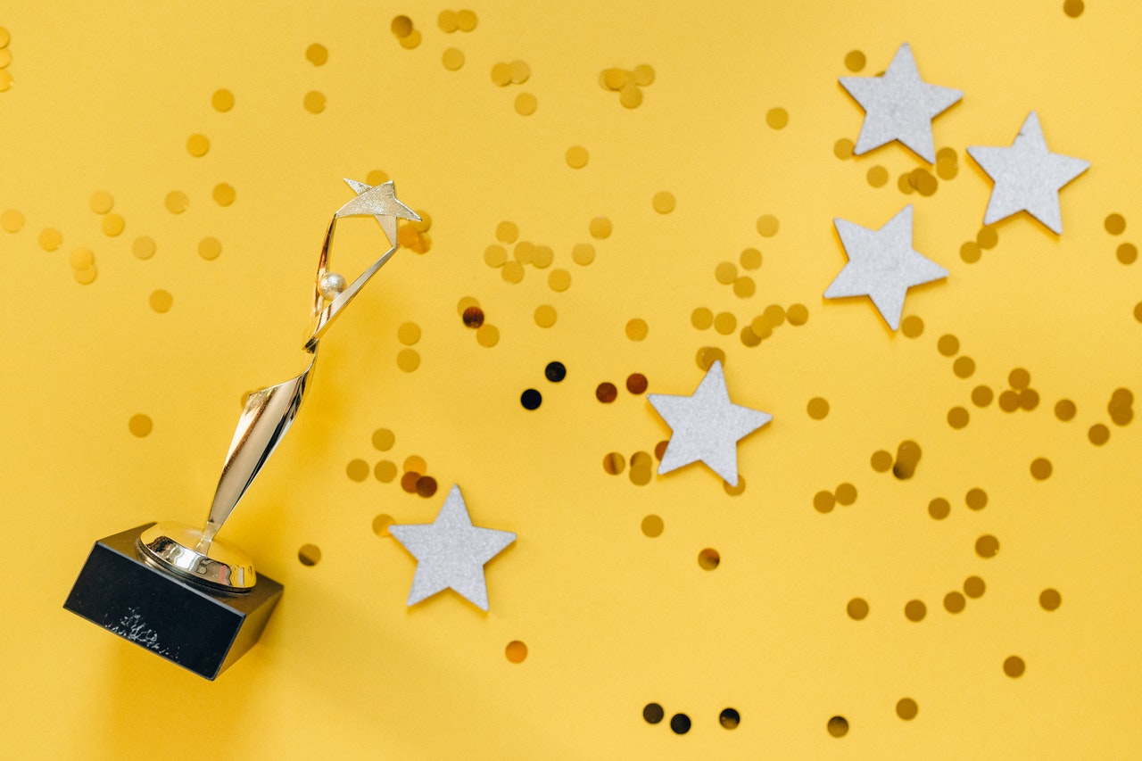 trophy nd stars on yellow background