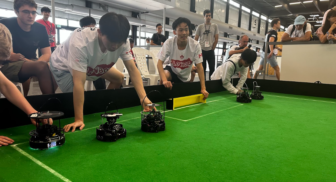 Deux équipes prêtes à démarrer - des robots sur le terrain
